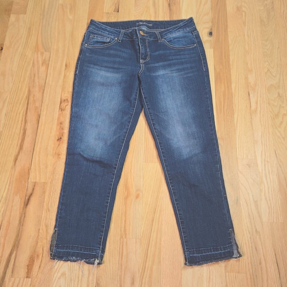 Maurices women's Frayed hem Split hem Cropped jeans size 5/6